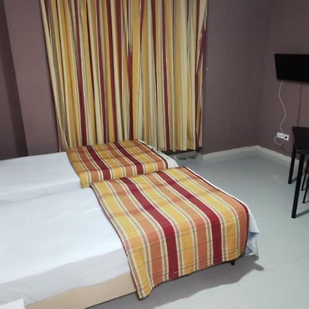 Hostal Gracia 托雷洪-德阿尔多斯 外观 照片